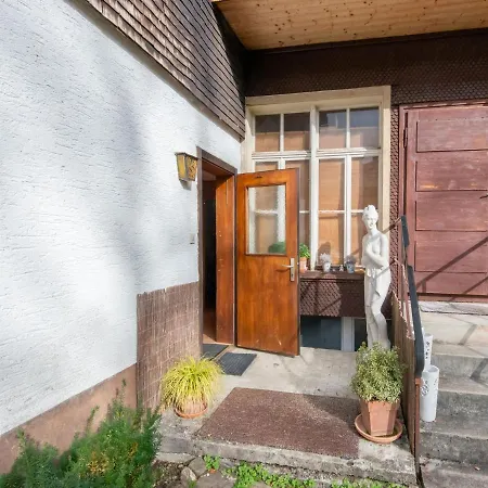 Picturesque In With Garden Apartment